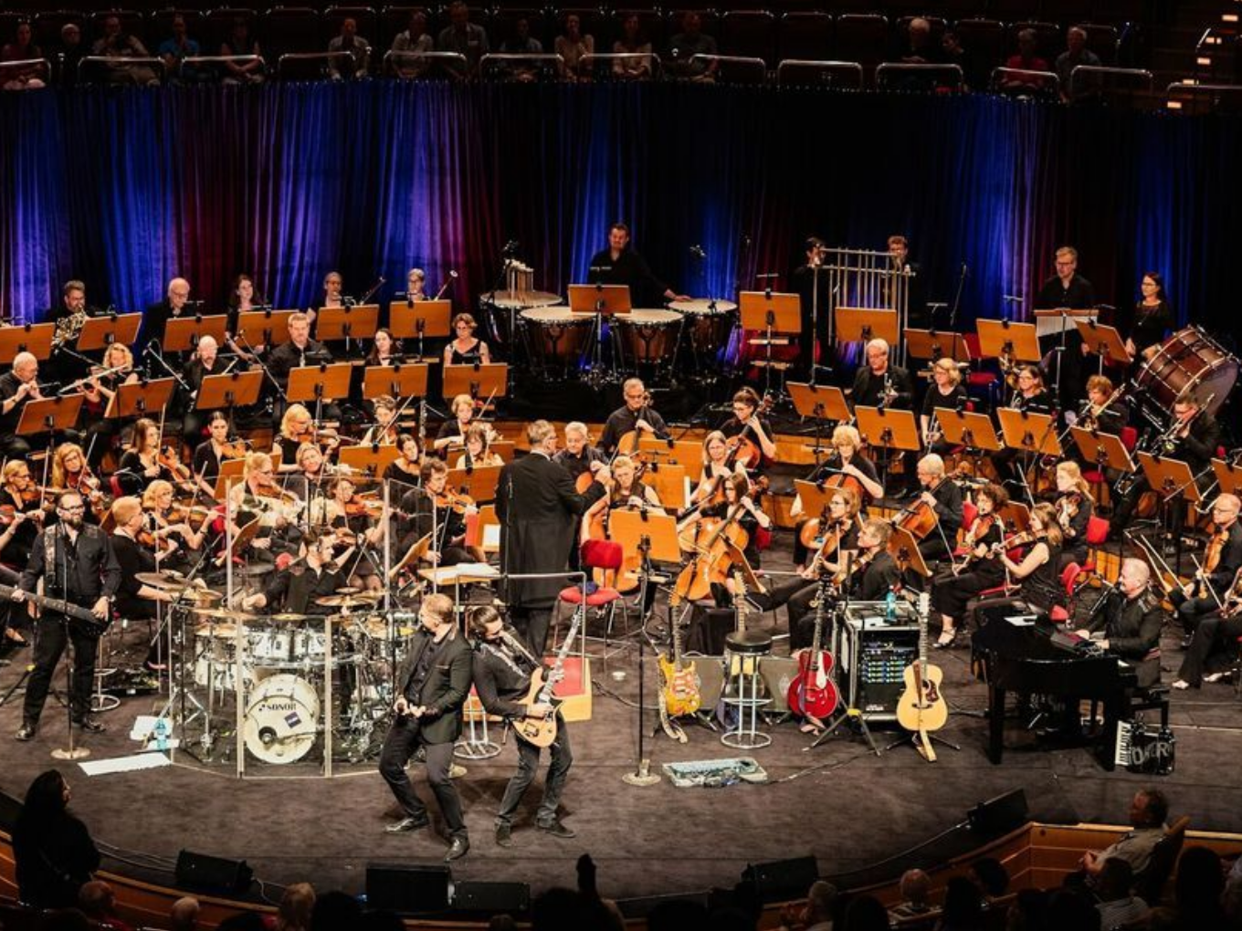 Die Höhner Classic live auf der Bühne mit großem Sinfonieorchester.