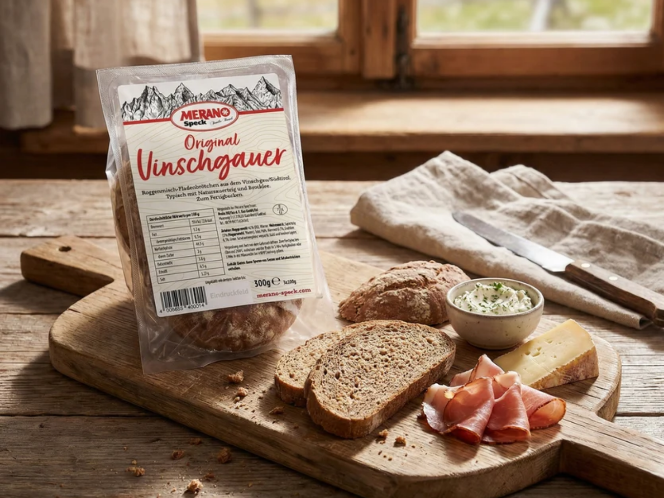 Original Vinschgauer mit Brot, Südtiroler Speck, Käse und Kräuteraufstrich