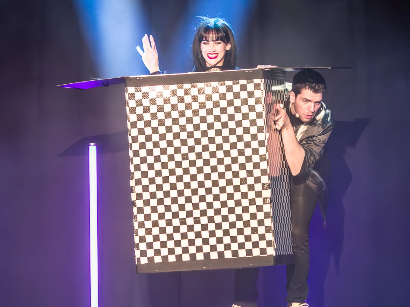 Zauberduo mit schwarz-weiß karierter Illusionsbox