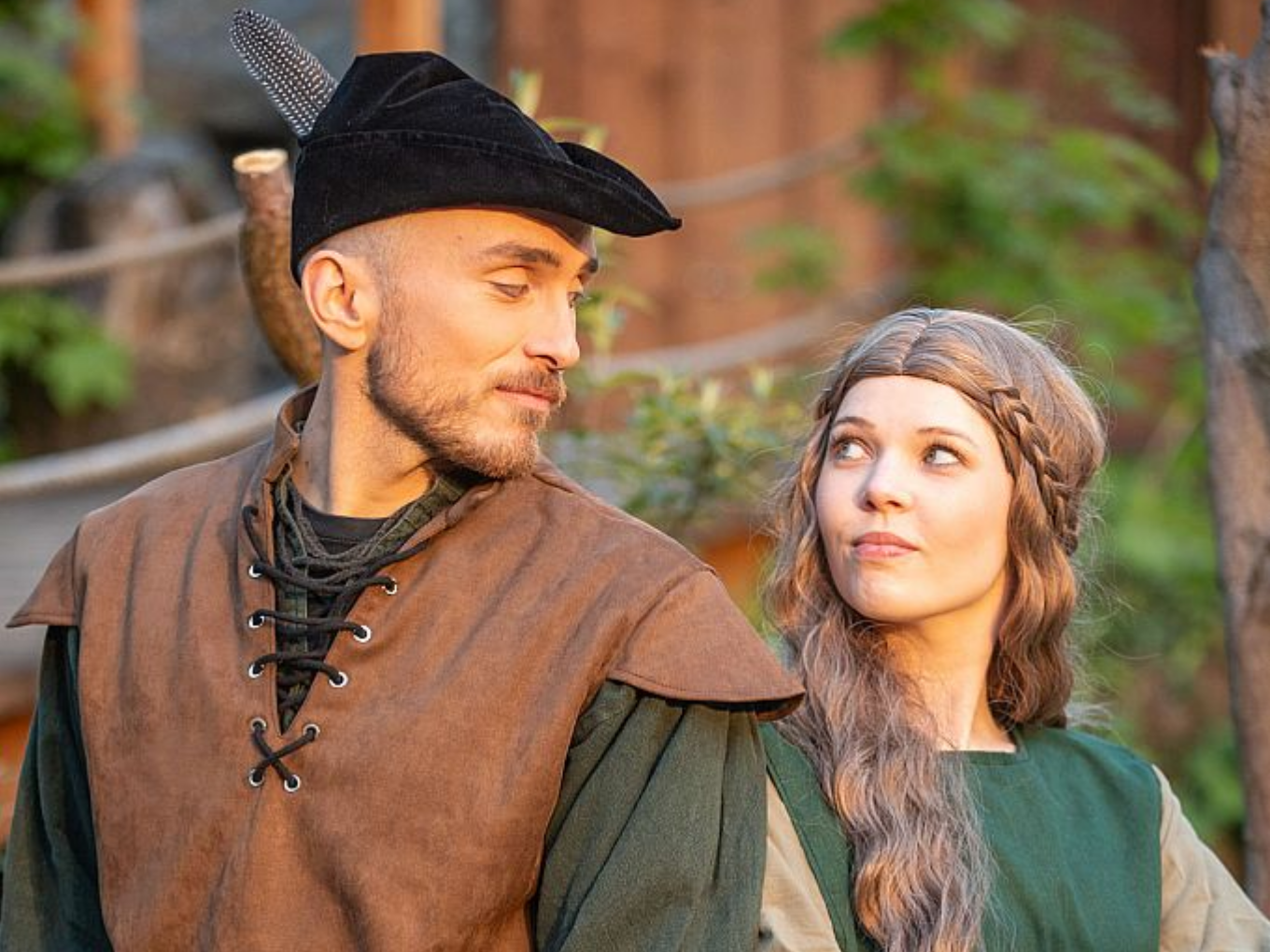 Robin Hood und Lady Marian blicken sich bei der Freilichtaufführung an.