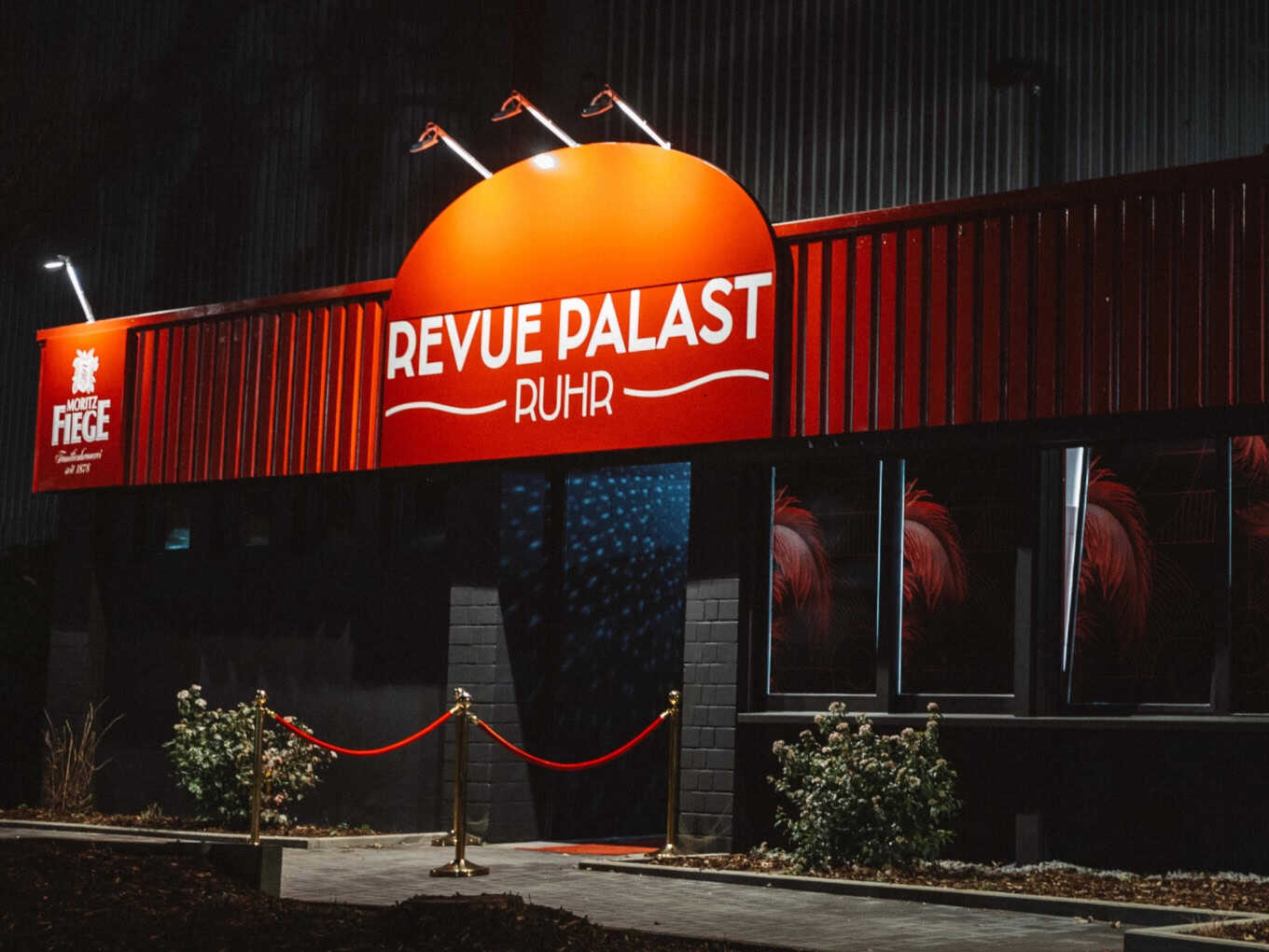 REVUE PALAST RUHR mit Moritz Fiege, seit 1978, beleuchtetes Schild bei Nacht"