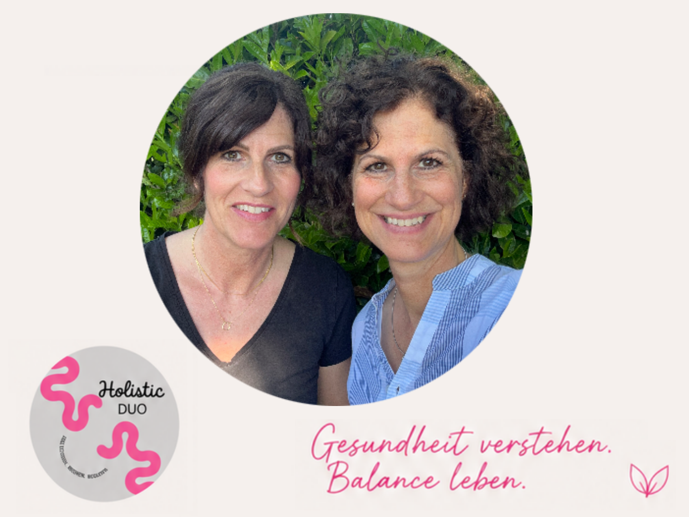 Zwei Frauen vom Holistic Duo lächeln in die Kamera, Text: ‚Gesundheit verstehen. Balance leben.