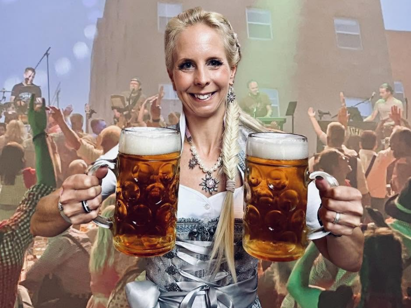 Frau im Dirndl mit zwei Maß Bier beim Oktoberfest Hagen, feiernde Gäste im Hintergrund.