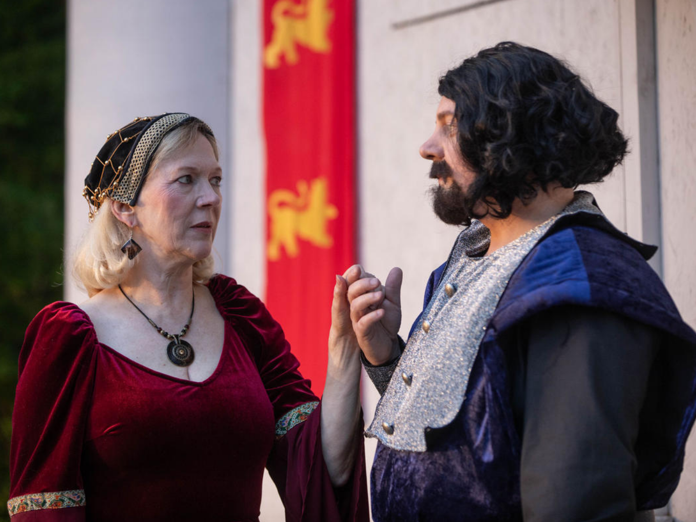 Adlige Frau und Mann im Gespräch auf der Bühne des Robin-Hood-Theaters.