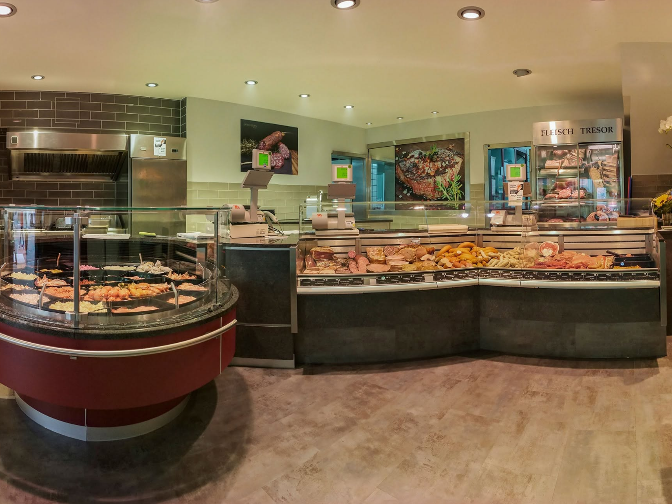Panoramaaufnahme einer Metzgerei-Theke mit verschiedenen Wurst- und Fleischwaren.