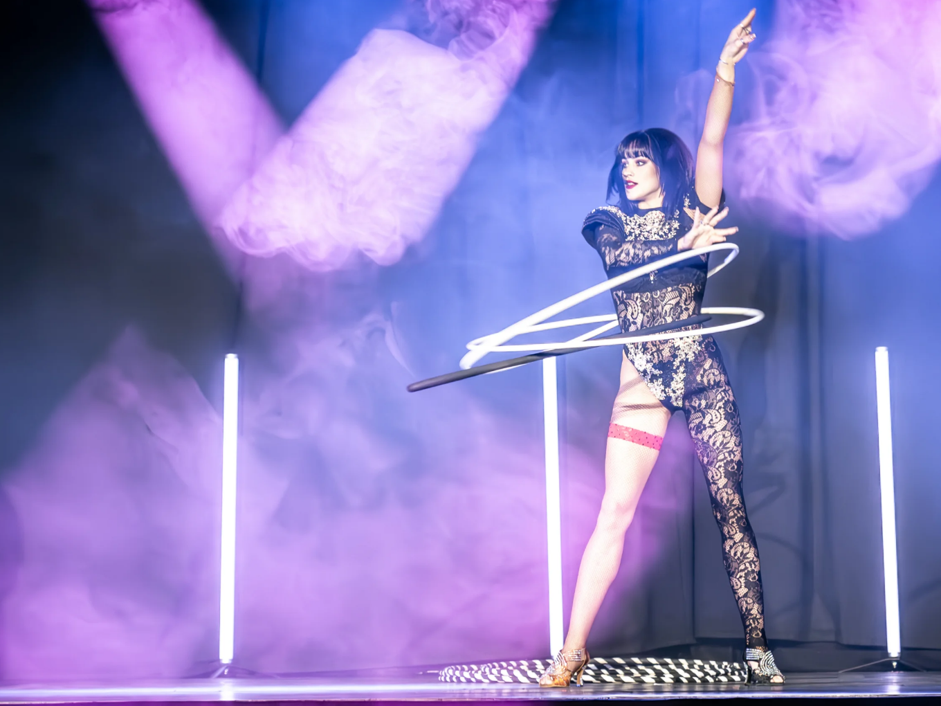 Hula-Hoop-Künstlerin mit mehreren Reifen auf der Bühne