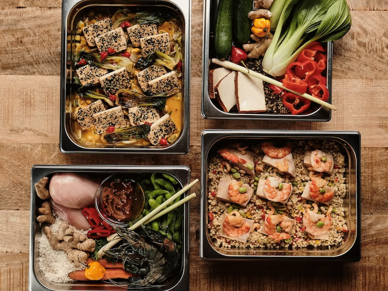 Asiatische Catering-Gerichte mit Tofu, frischem Gemüse, Garnelen, Reis und Gewürzen.