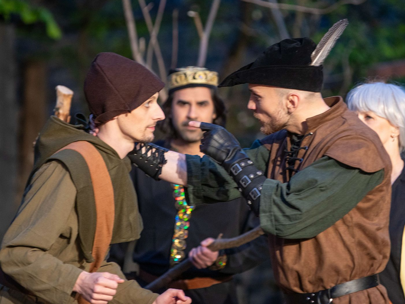 Robin Hood stellt einen Mann zur Rede.