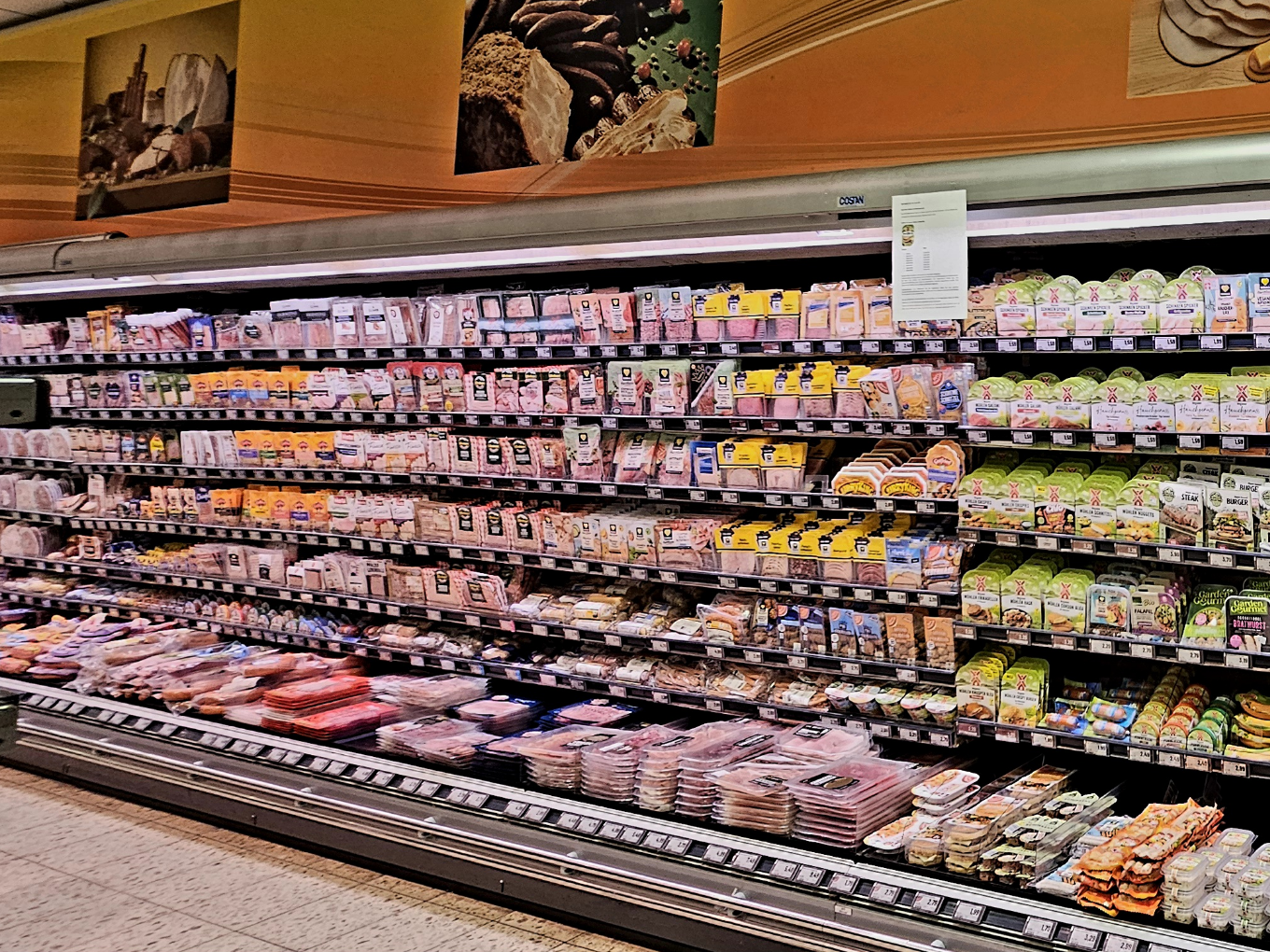 Verschiedene Wurstwaren verpackt im Supermarktregal unter Beleuchtung