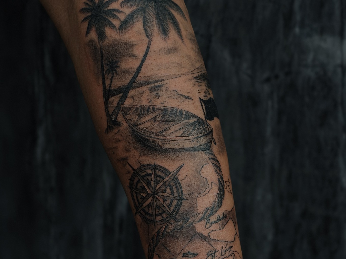Fineline-Tattoo mit Palmen, Boot, Kompass und Landkarte am Unterarm