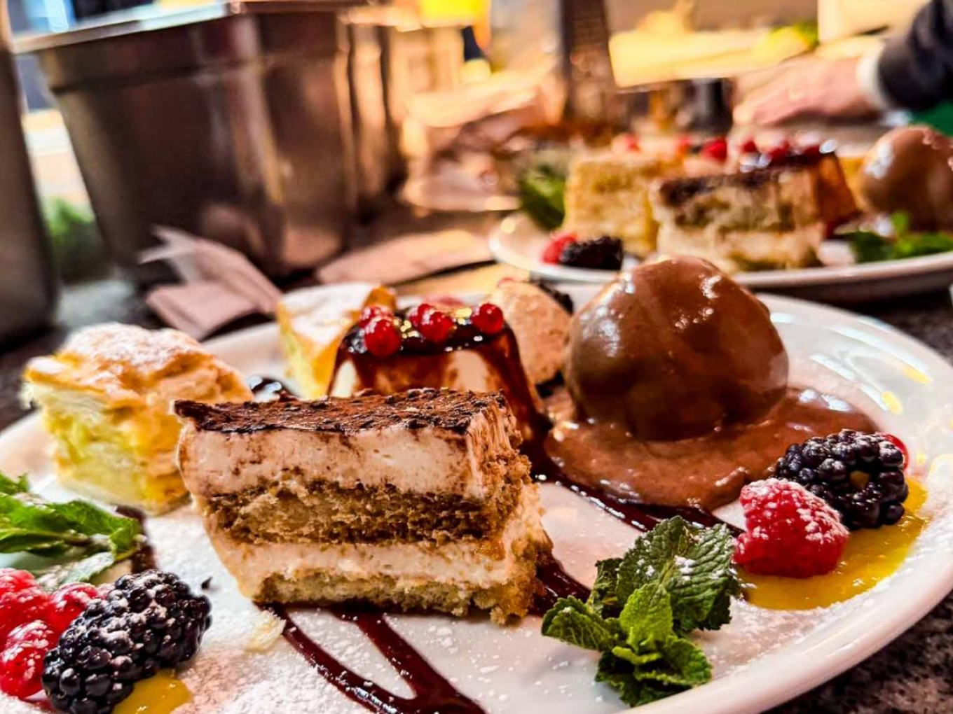 Italienische Dessertvariation mit Tiramisu, Eis, Kuchen und Beeren