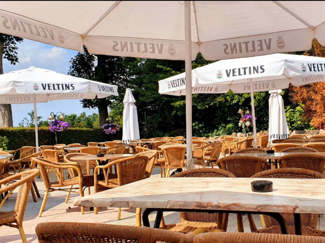 Sonnige Außenterrasse des Steakhauses am Dachsberg