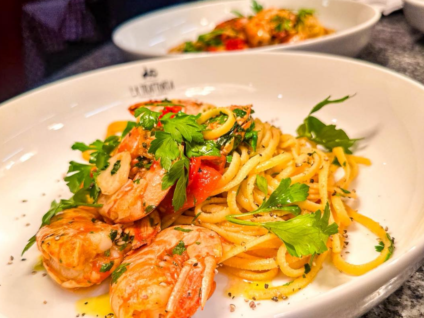 Pasta mit Garnelen, Tomaten und frischer Petersilie