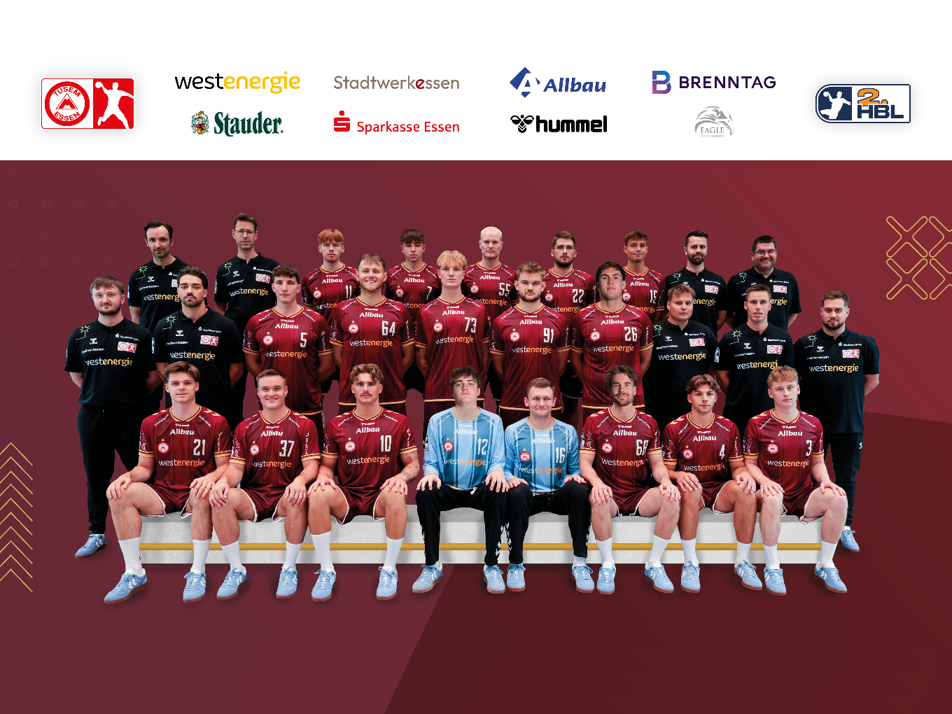 Gruppenfoto des Handballteams TUSEM Essen in roten Trikots mit Sponsorenlogos und Trainerstab