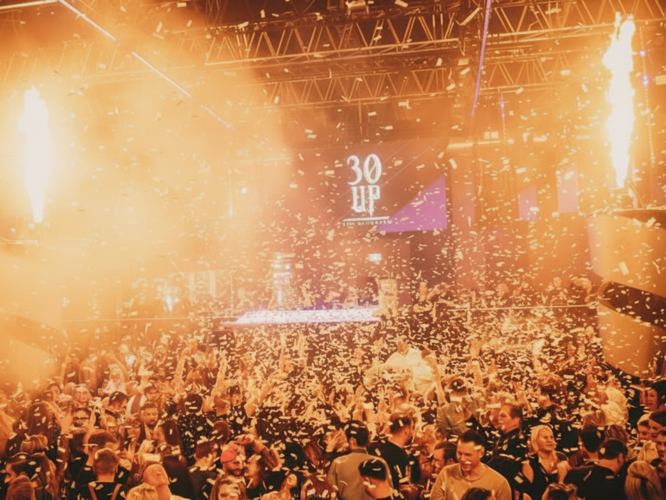 Feuer- und Konfetti-Show bei der 30 UP Ü30-Party mit feiernden Gästen.