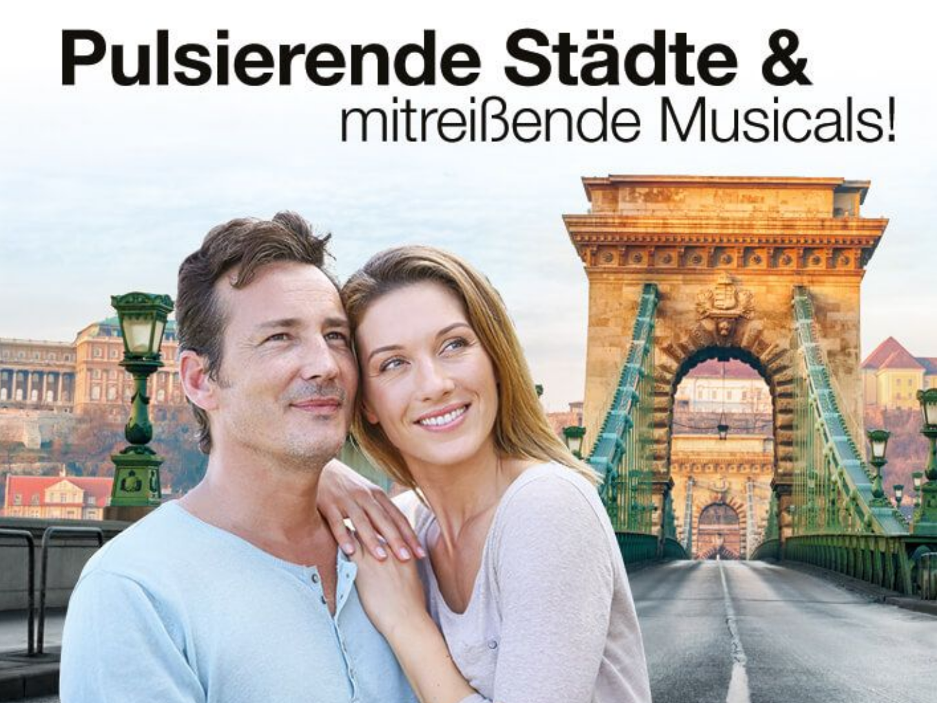 Paar steht auf einer Brücke, im Hintergrund Gebäude, oben Text: „Pulsierende Städte & mitreißende Musicals!“.