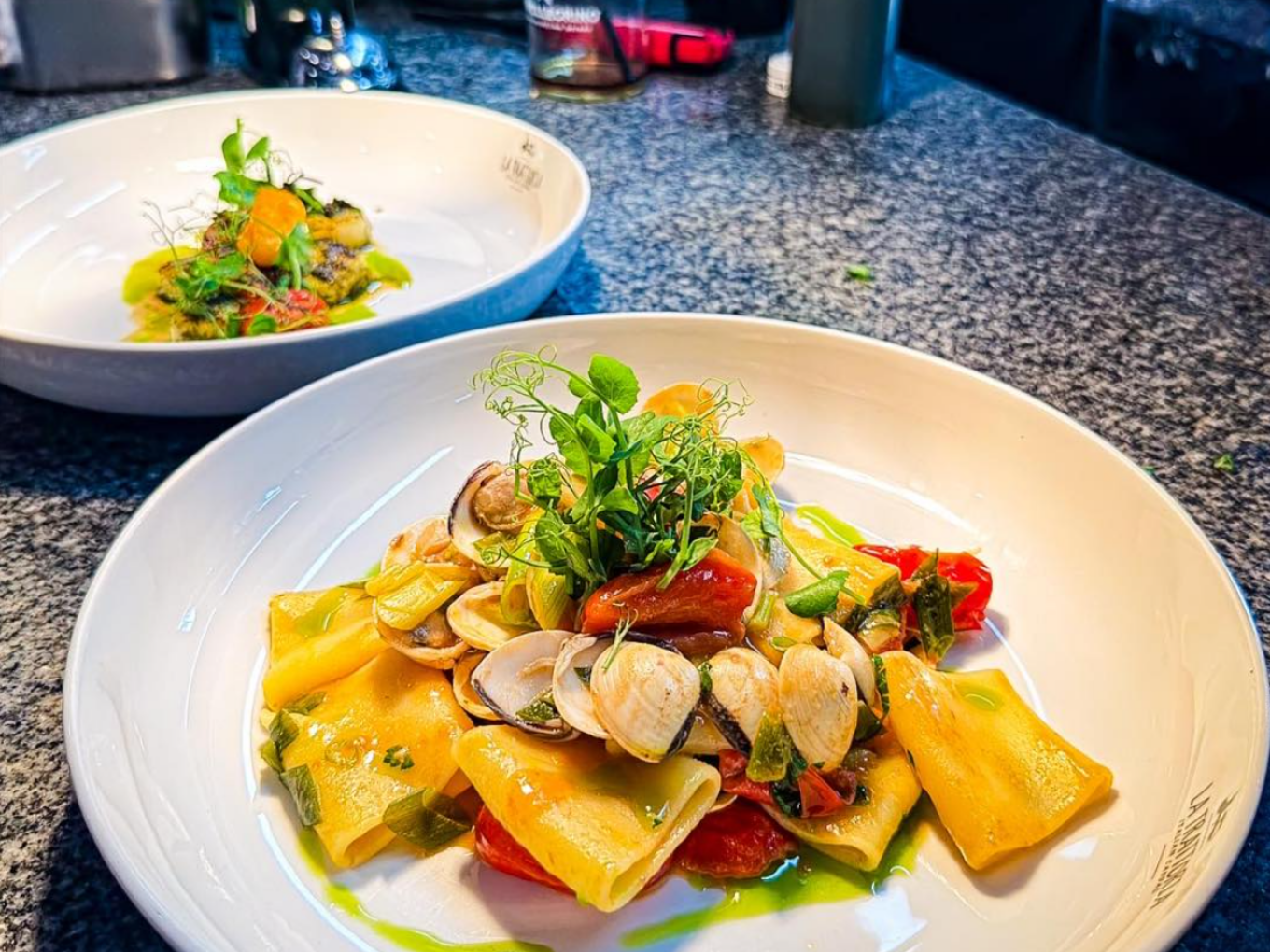 Italienische Pasta mit Venusmuscheln, Tomaten und frischen Kräutern