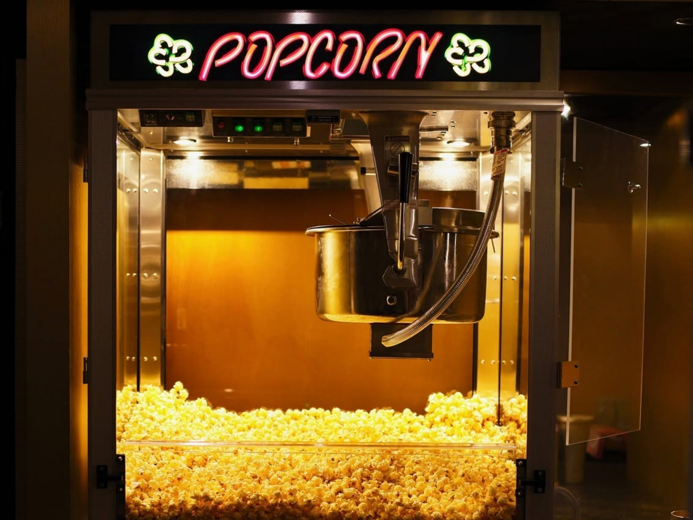 Popcornmaschine mit frisch zubereitetem Popcorn im Union Kino Bochum