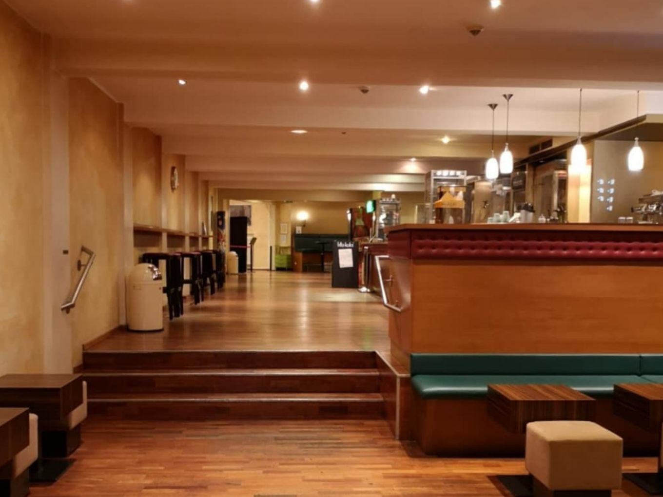 Foyer und Kinobar des Union Kinos Bochum mit Sitzbereich und Holzboden