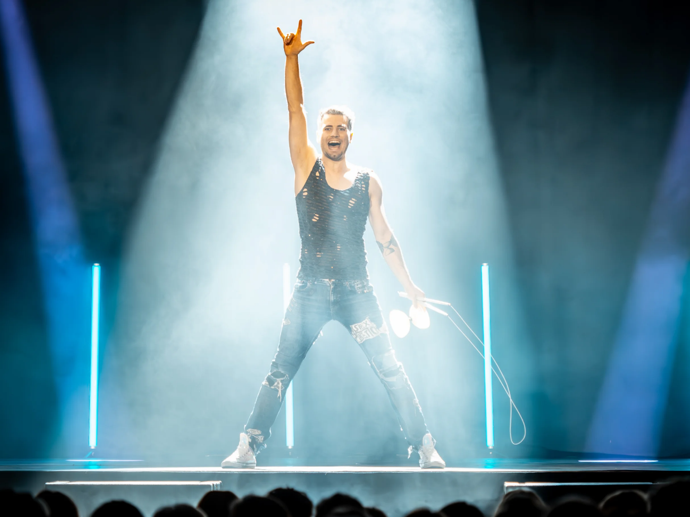 Jongleur im Scheinwerferlicht bei der WOW Varieté Show