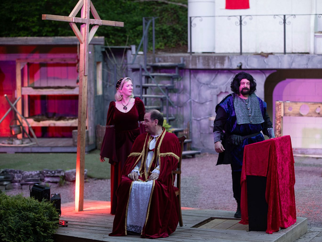 Drei Adlige in historischen Kostümen auf der Bühne des Robin-Hood-Theaters.
