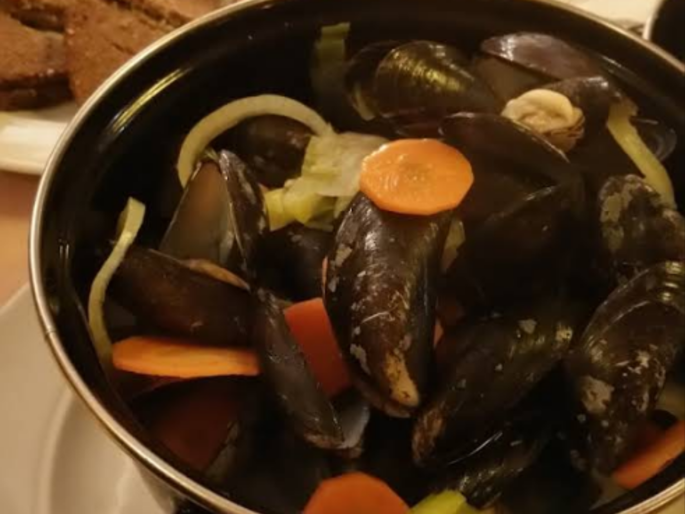 Miesmuscheln mit Möhren und Gemüse