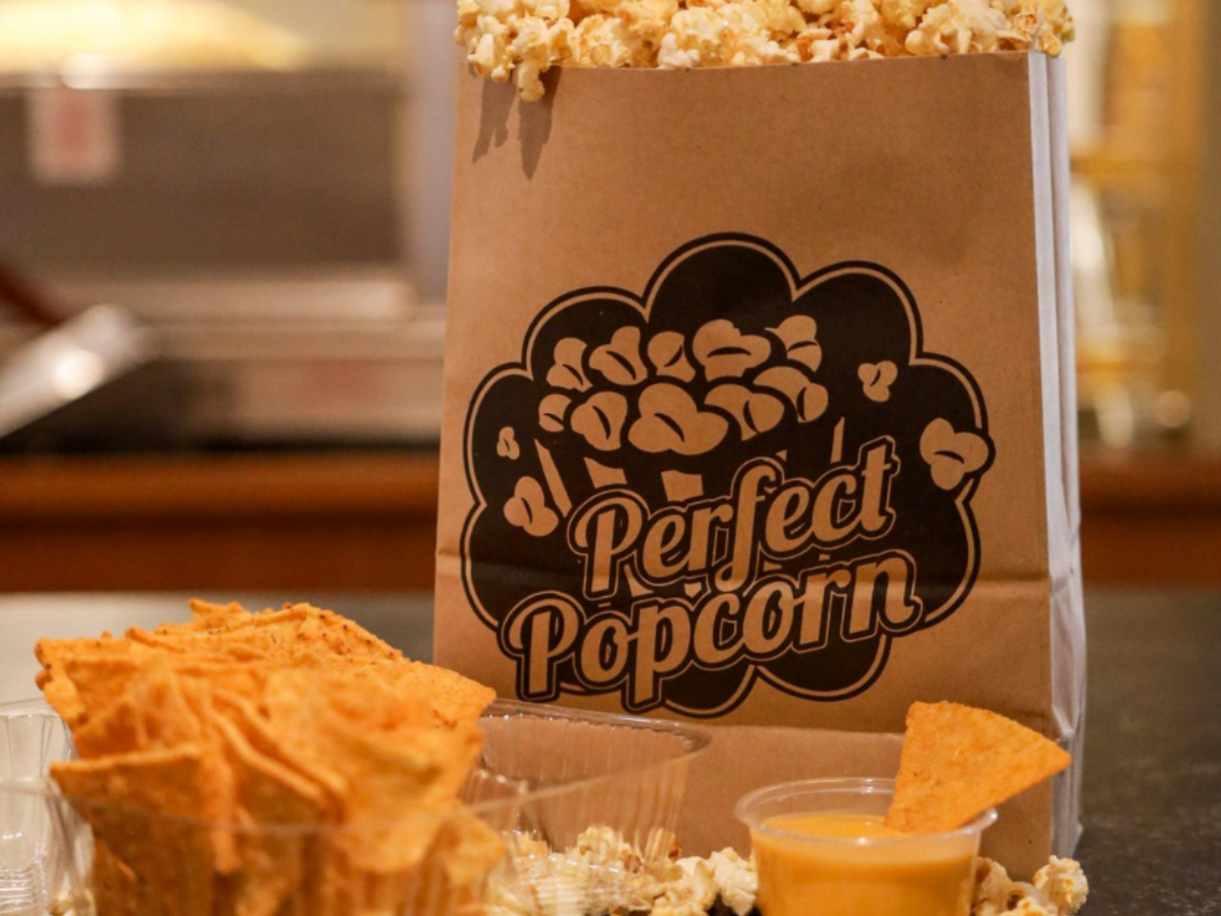 Popcorntüte, Nachos und Käsedip an der Kinotheke des Union Kinos Bochum
