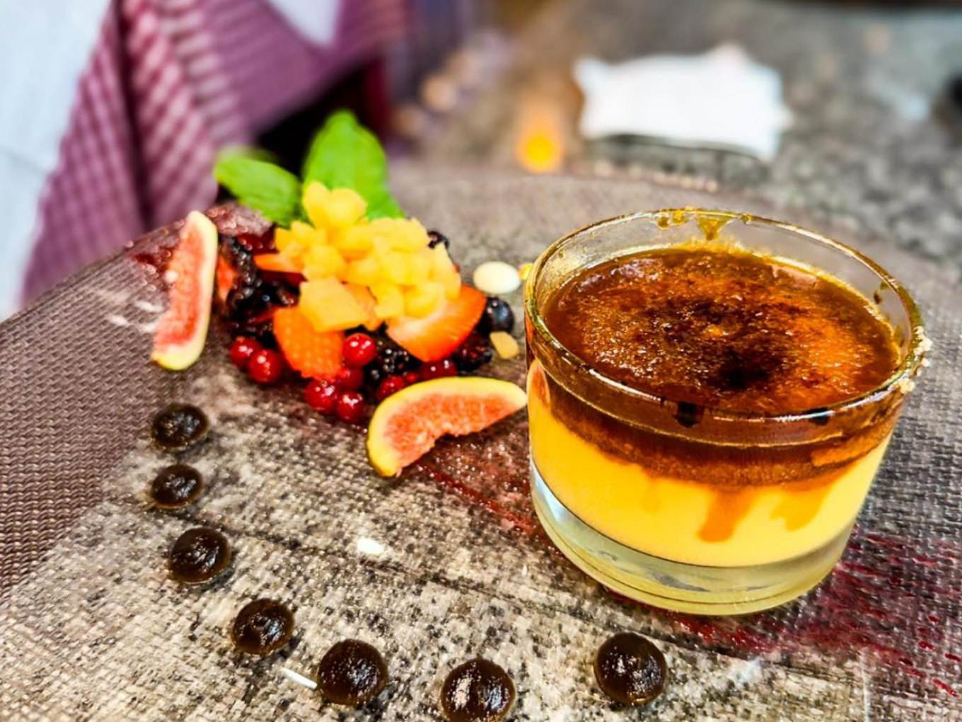 Crema Catalana „Italian Casual“ im Glas mit Feigen und frischen Beeren