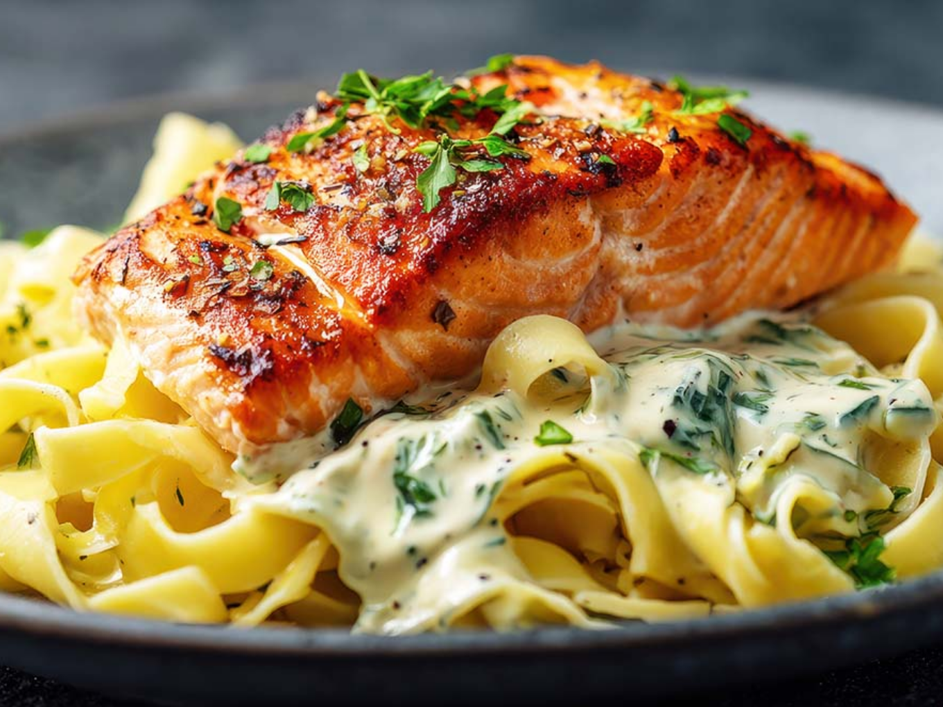 Gebratenes Lachsfilet auf Bandnudeln mit Kräutersoße