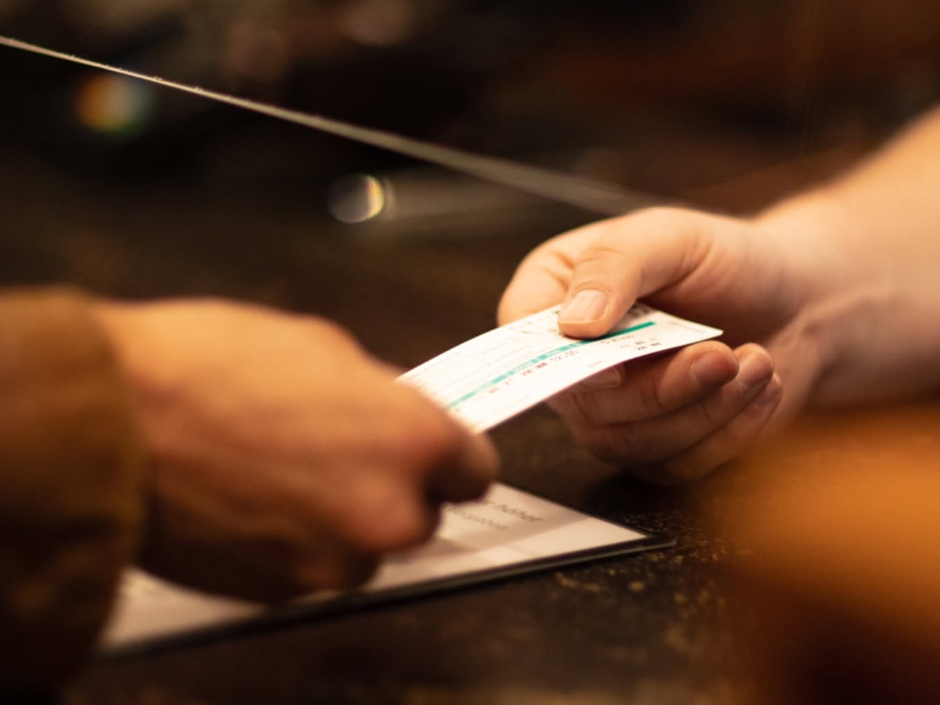 Kinoticket wird an der Kasse des Union Kinos Bochum überreicht