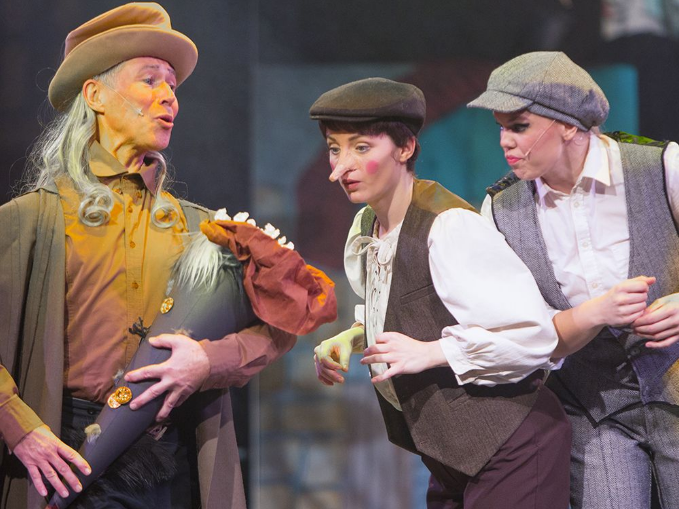Drei Darstellende bei einer Szene aus dem Theaterstück Pinocchio