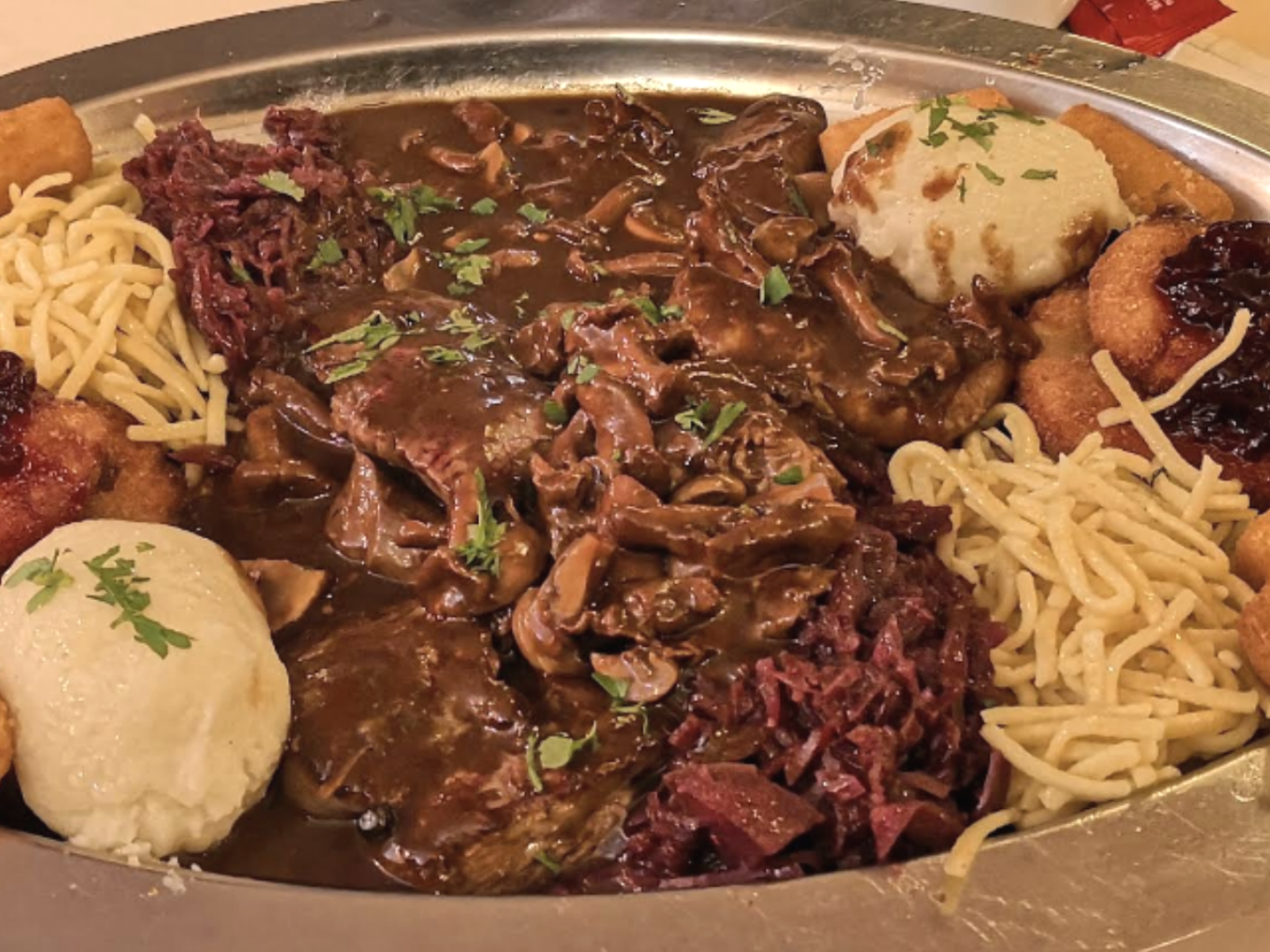 Fleischplatte mit Pilzsoße, Spätzle, Rotkohl und Klößen
