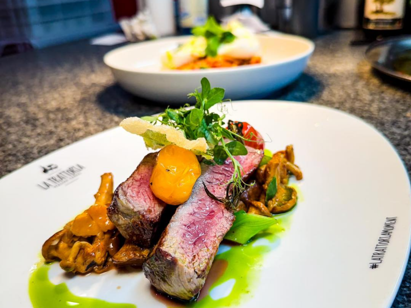 Rosa gebratenes Rindfleisch mit Pilzen, Gemüse und Kräutern