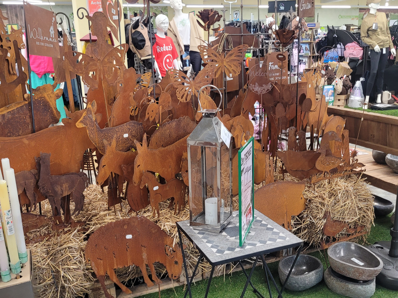 Dekoartikel aus Metall, Tiere und Laternen im Raiffeisen-Markt.
