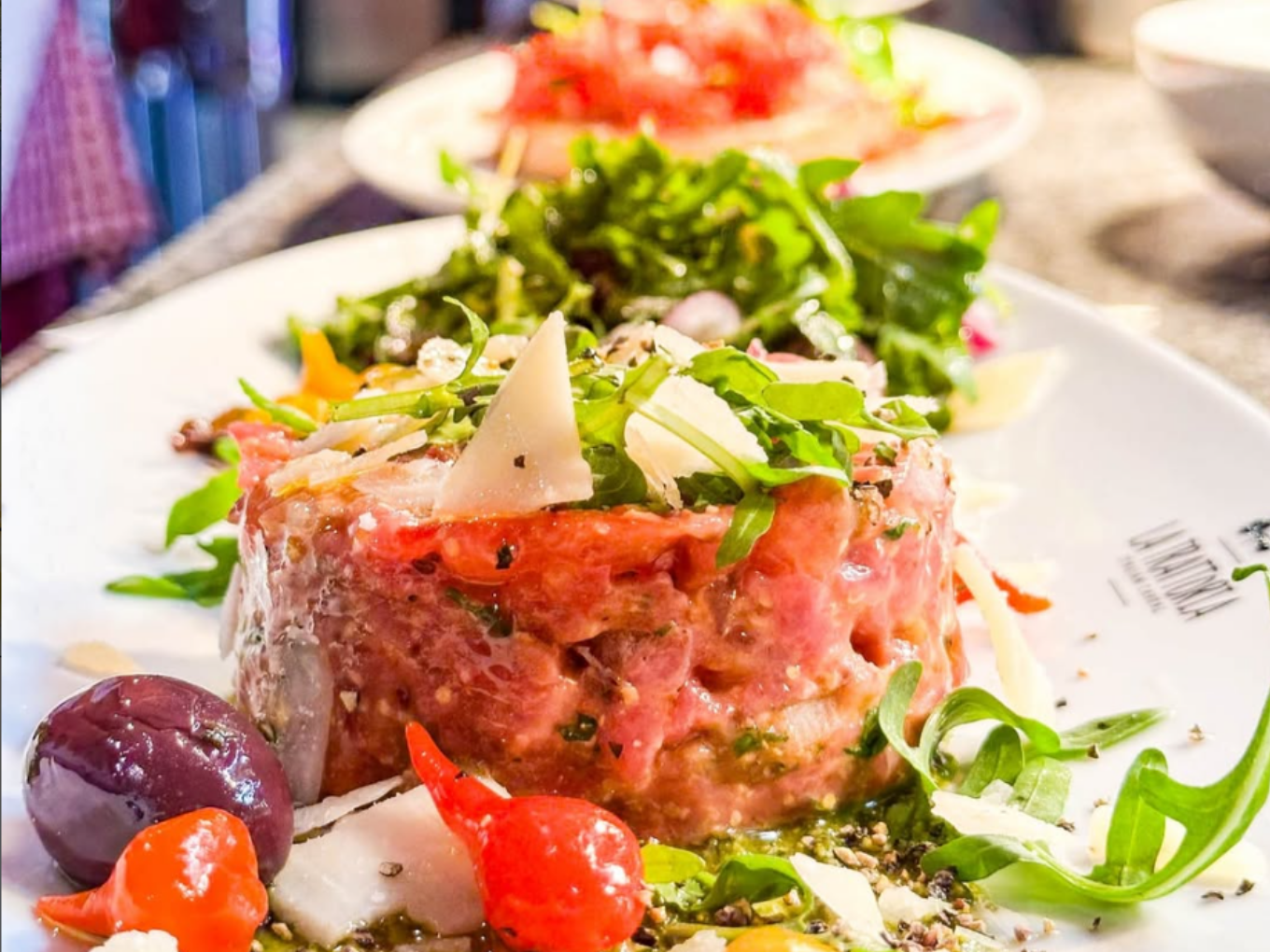 Rindertatar mit Rucola, Parmesan, Tomaten und Oliven
