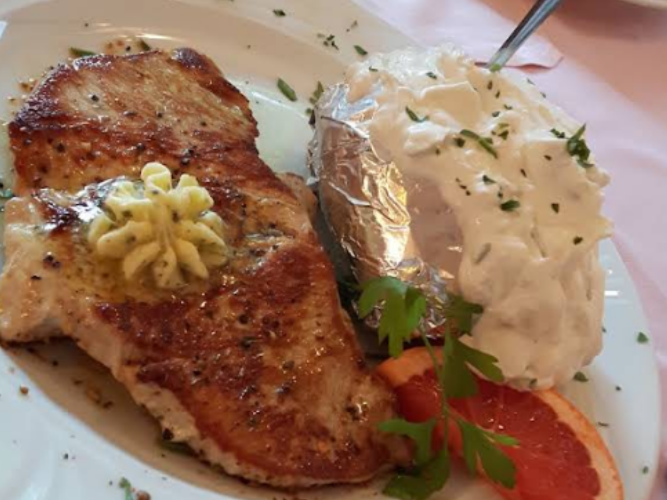Gebratene Steaks mit Kräuterbutter, Ofenkartoffel und Kräuterquark