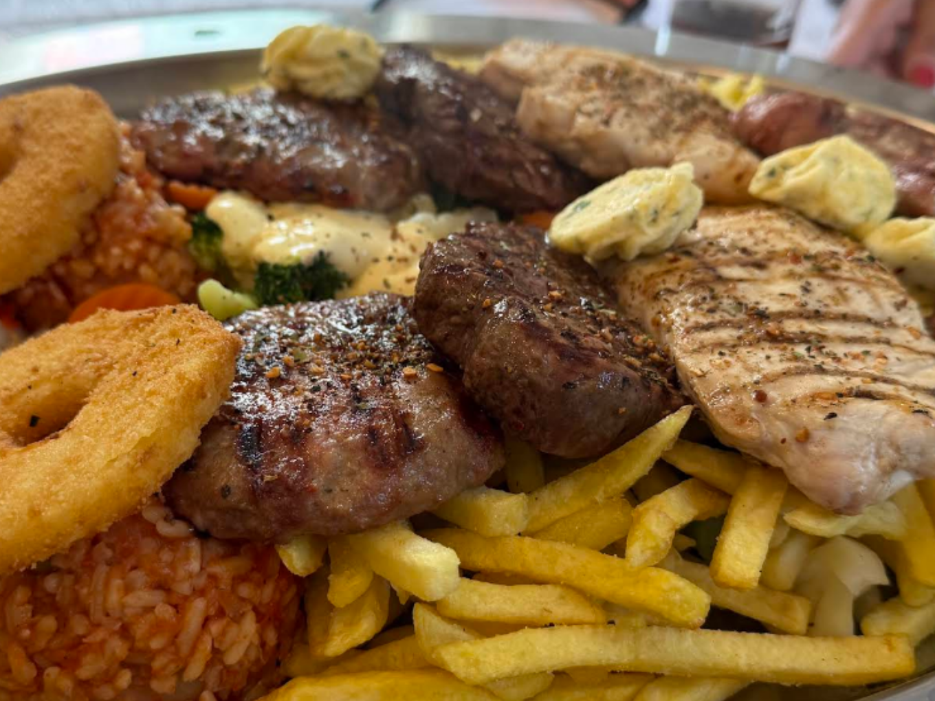 Gemischte Grillplatte mit Steaks, Hähnchen, Pommes und Reis
