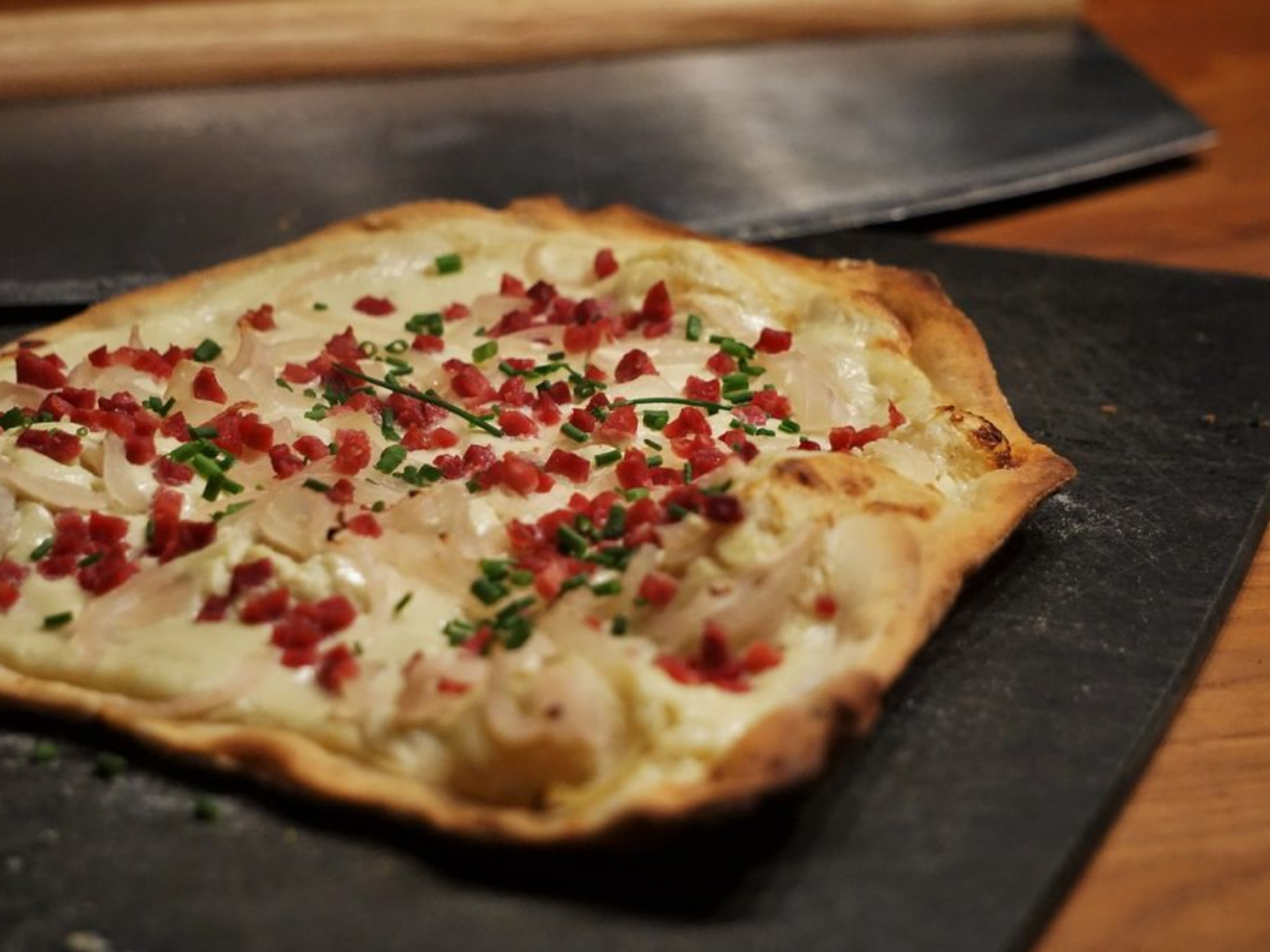 Flammkuchen mit Speck und Zwiebeln