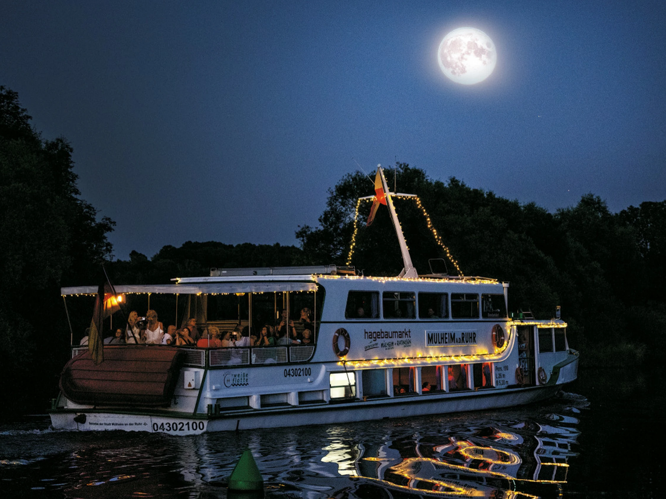 Beleuchtetes Fahrgastschiff bei einer Vollmondfahrt auf der Ruhr